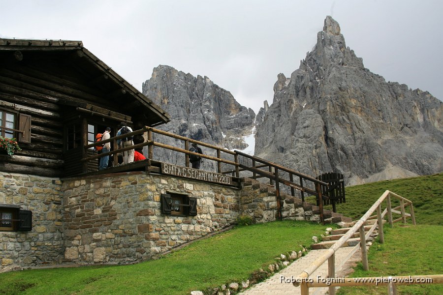 56 La Baita Segantini e il Cimon della Pala.JPG